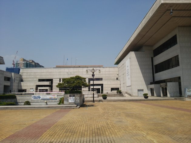 京畿道文化の殿堂の外観
